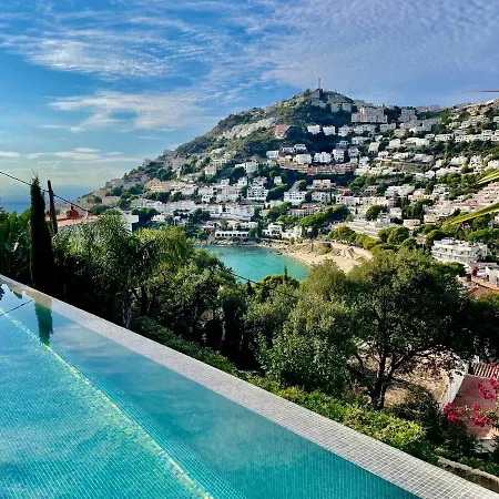 Castell Blau Apartment Roses