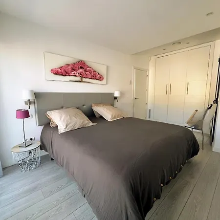 Castell Blau Apartment *